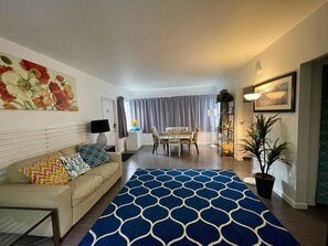 Suíte | Área de estar | TV de tela plana 32 polegadas com canais via satélite, TV