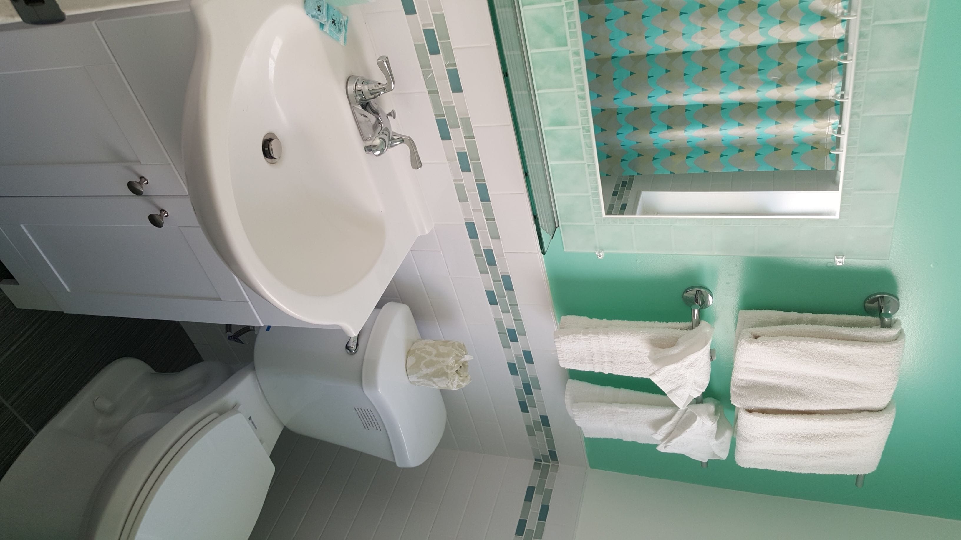 shower, hydromassage showerhead, free toiletries, hair dryer