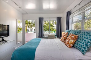 Quarto standard, 1 cama King, vista para o pátio | Vista do quarto