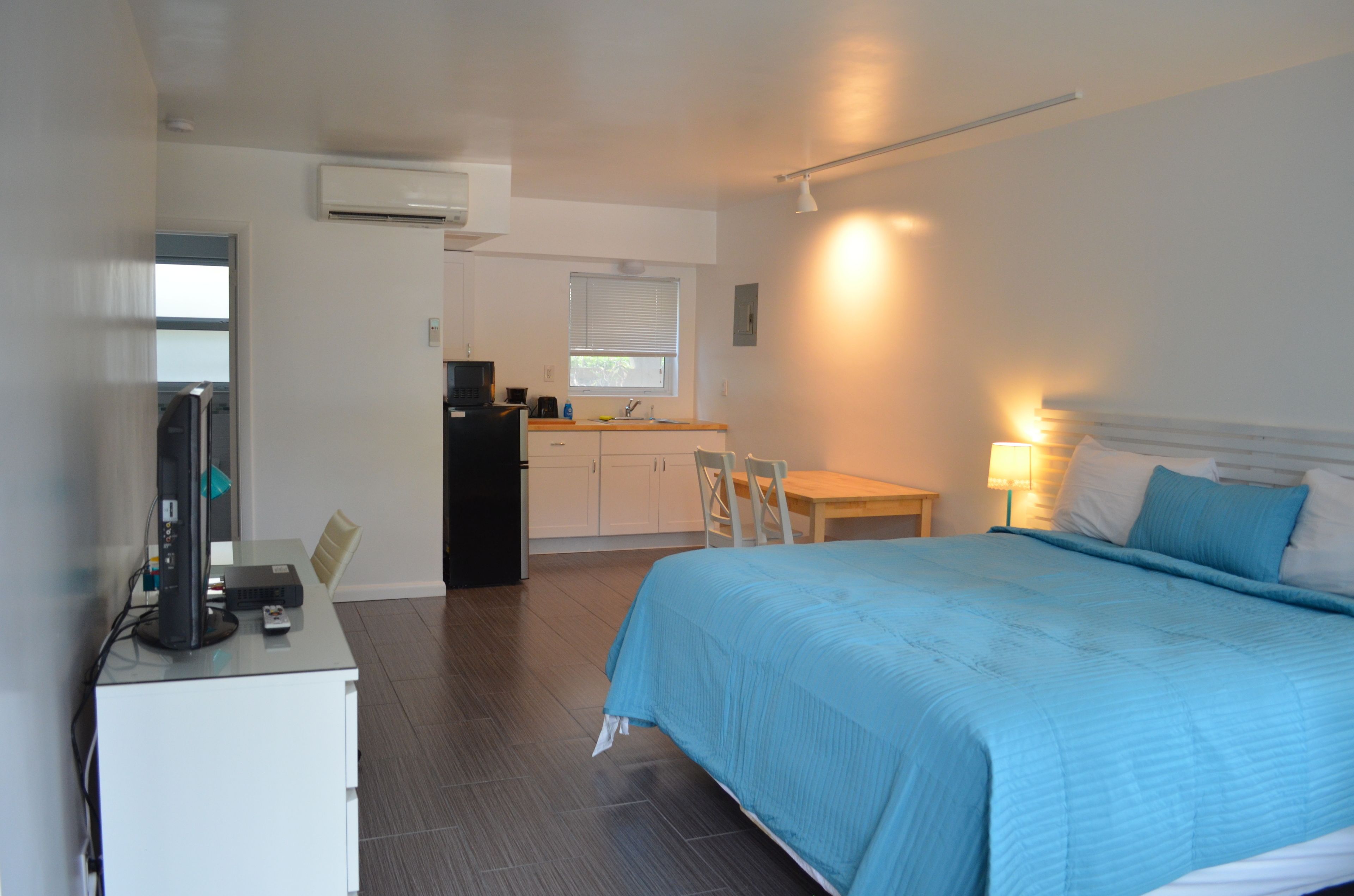studio, 1 king bed, kitchenette | iron/ironing board, free wifi, bed sheets
