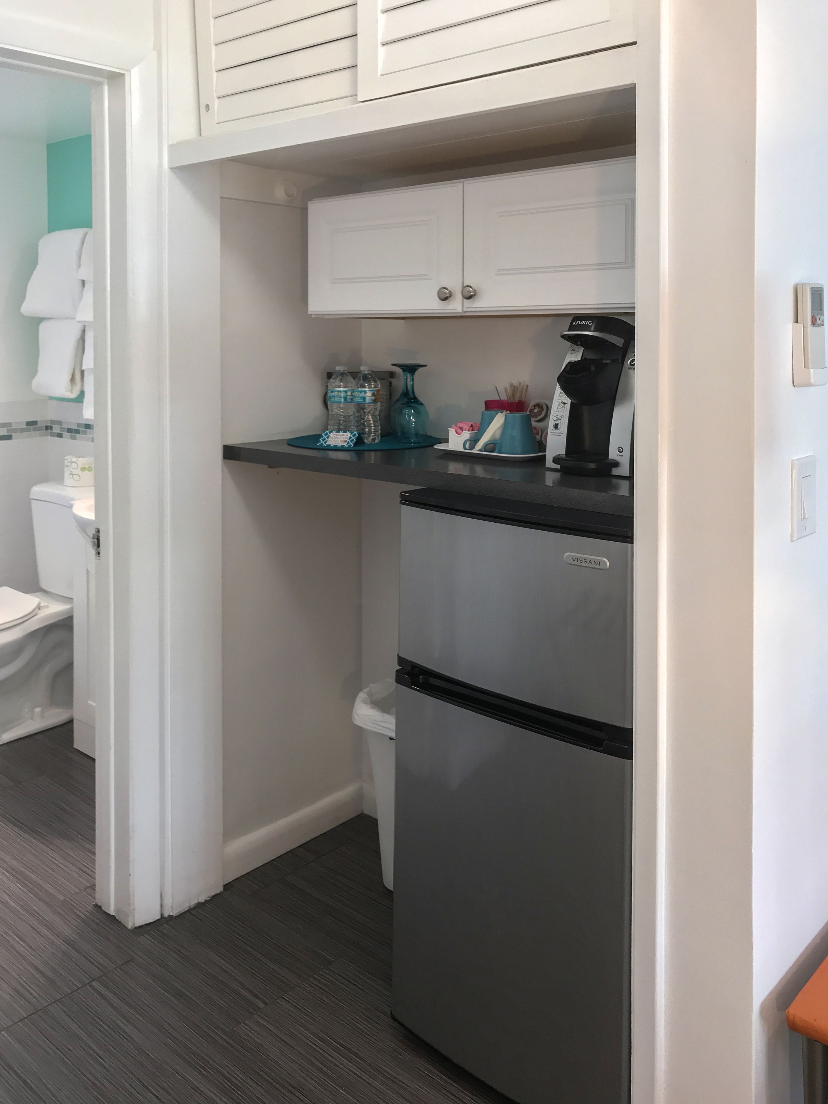 standard room, 1 king bed, courtyard view | private kitchenette | fridge, microwave, coffee/tea maker, toaster