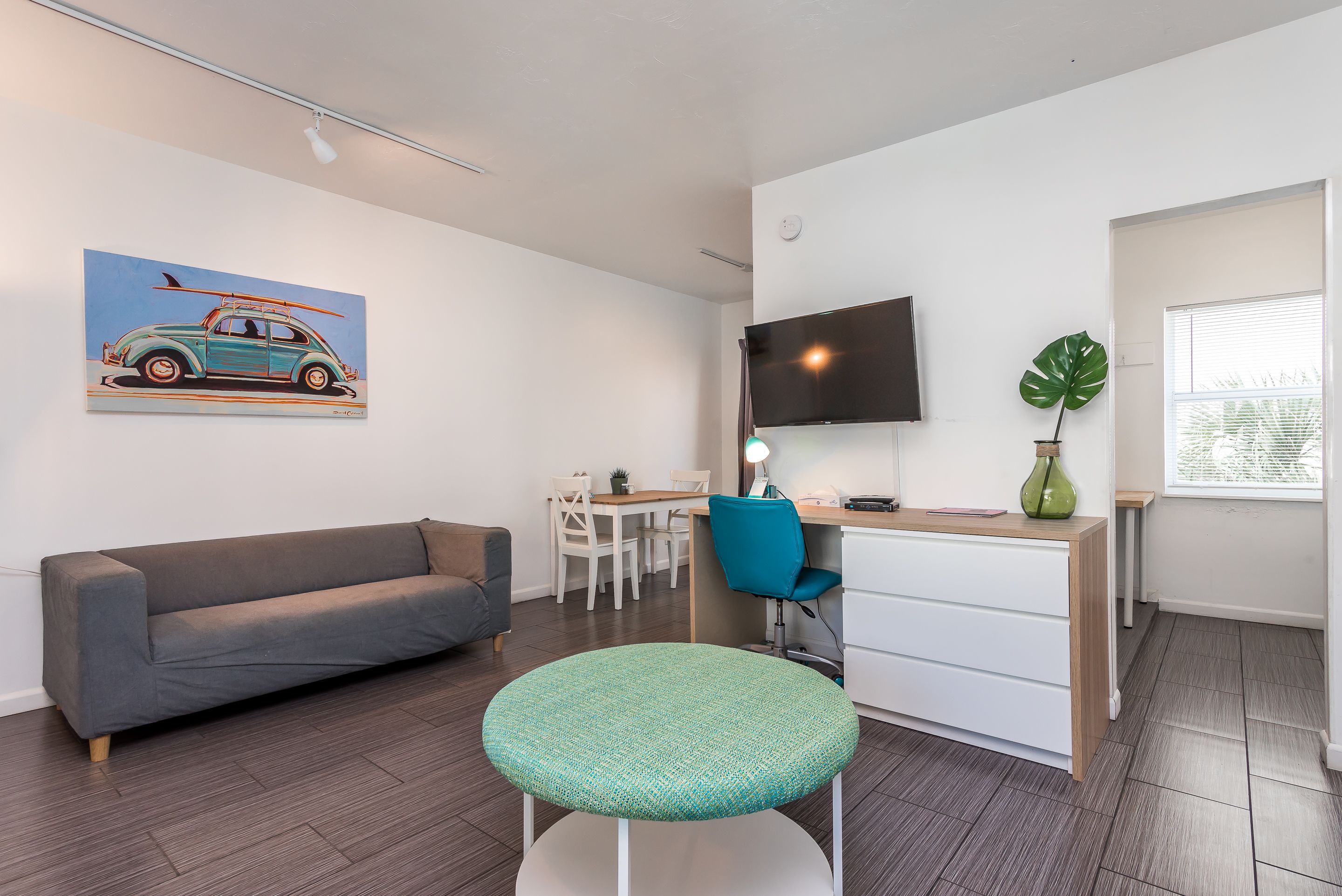 studio, 1 king bed, kitchenette | iron/ironing board, free wifi, bed sheets