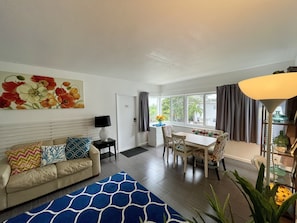 Suite | Wohnbereich | 32-Zoll-Flachbildfernseher mit Satellitenempfang, Fernseher