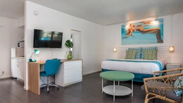 Studio, 1 King Bed, Kitchenette | Iron/ironing board, free WiFi, bed sheets