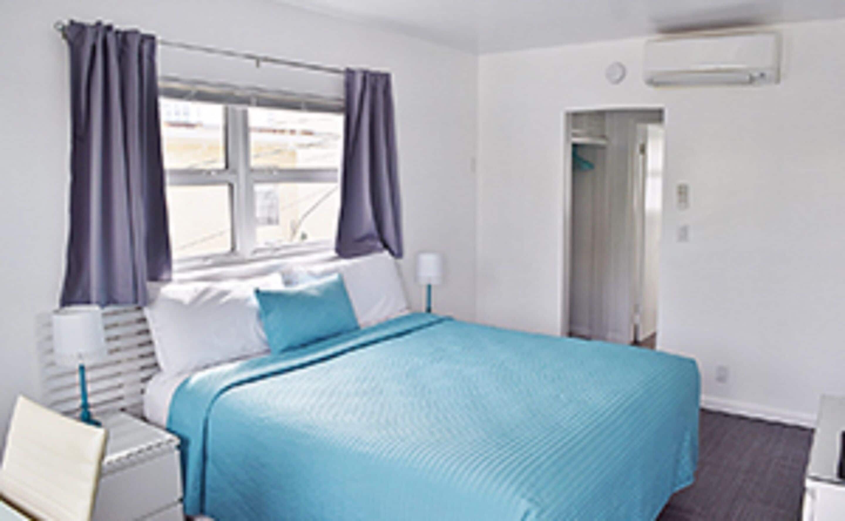 standard room, 1 king bed, courtyard view | iron/ironing board, free wifi, bed sheets