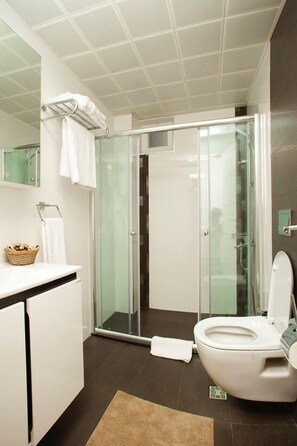 Appartement, 2 slaapkamers | Badkamer | Een douche, handdoeken