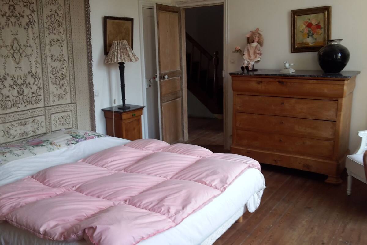 Romantisches Doppel- und Zweibettzimmer, 1 King-Bett, eigenes Bad, Gartenblick
