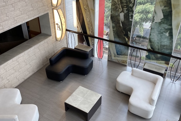 32-inch LED TV with cable channels, TV