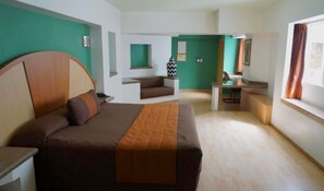 Quarto standard, 1 cama King | Escrivaninha, cortinas blackout, ferros/tábuas de passar roupa