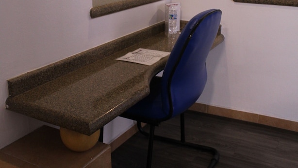 A small office with a desk, chair, and a mirror. - Gran Hotel Villa de Madrid (Mexico City)