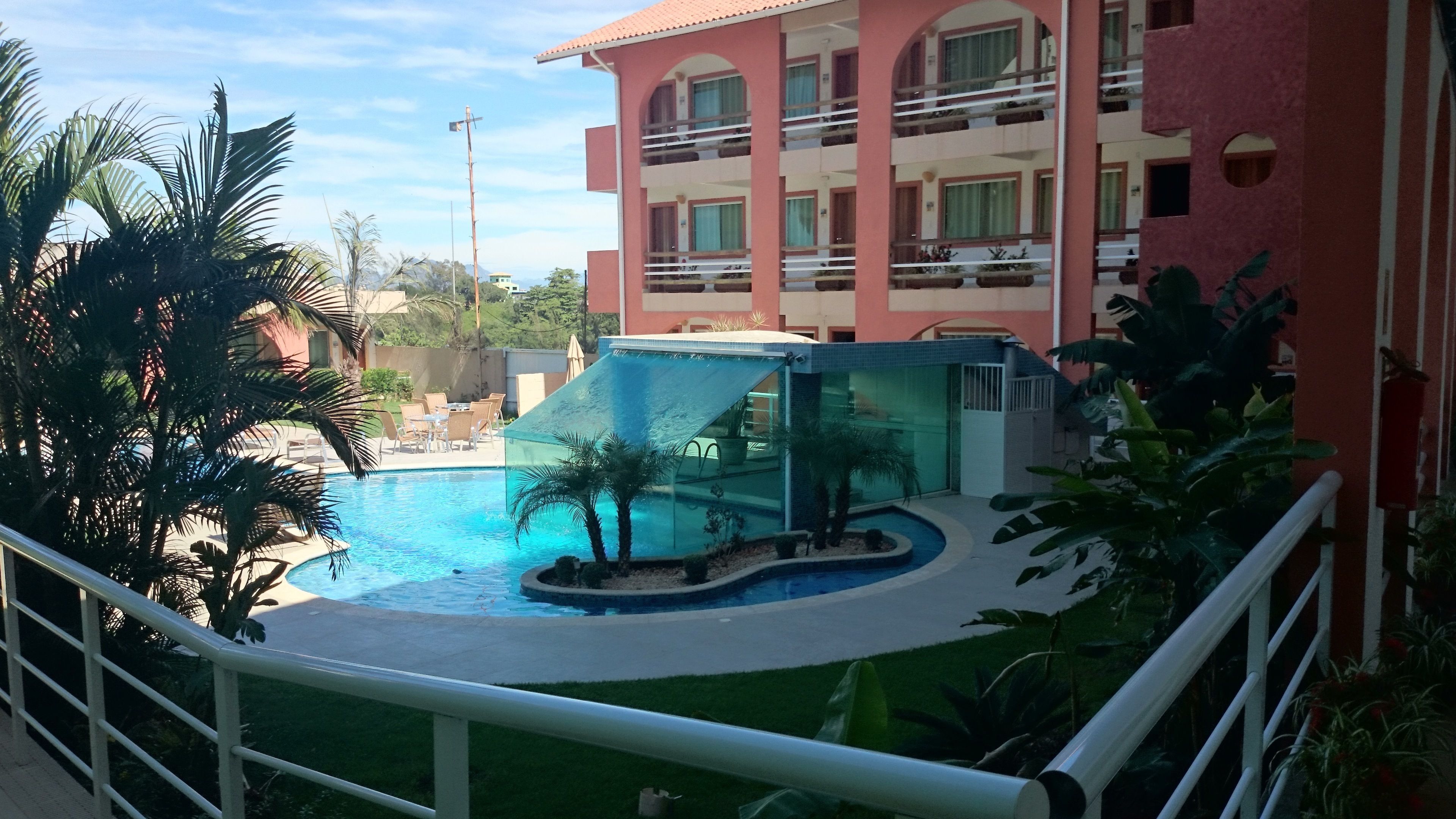 Piscina externa, funciona das 9h às 21h, guarda-sóis, espreguiçadeiras