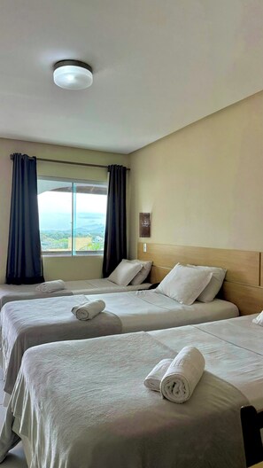 Superior Triple Room, 3 Twin Beds | Minibar, desk, blackout drapes, free WiFi - Hotel Brisa da Costa (Macaé)