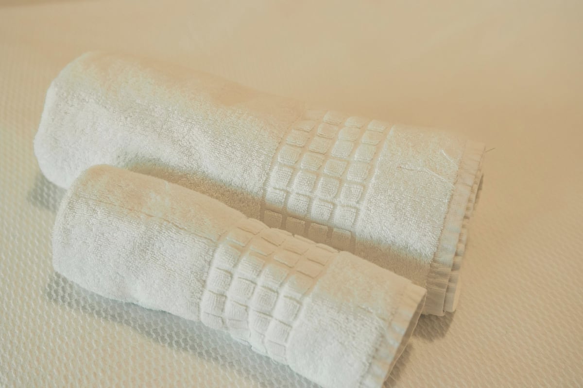 standard triple room | bathroom amenities | shower, rainfall showerhead, towels, toilet paper