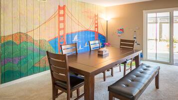 Rumah Mewah, 4 kamar tidur | Makan di kamar