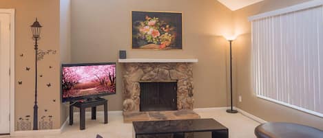 Nhà Cao cấp, 4 phòng ngủ | Phòng khách | TV LCD 55-inch có truyền hình cáp, TV, lò sưởi