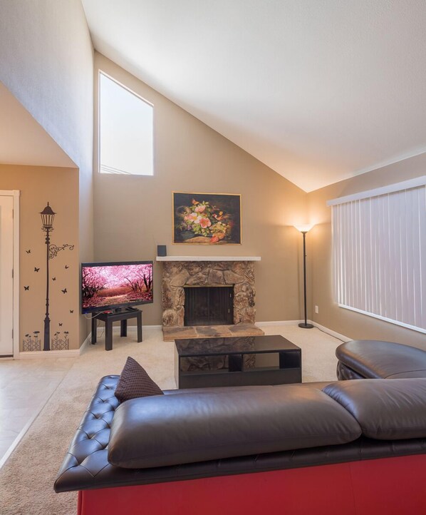 Luxury House, 4 Bedrooms | Living room | 55-inch LCD TV with cable channels, TV, fireplace - Sunny and Elegant Villa (Newark)