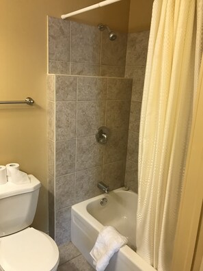 Habitación doble económica, 1 cama Queen size, baño privado | Baño | Tina con regadera y toallas 