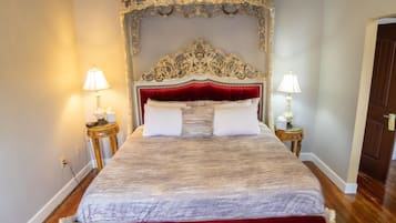Presidential-Zimmer, 1 King-Bett, Whirlpool, Stadtblick (Balcony) | 1 Schlafzimmer, Pillowtop-Betten, kostenlose Minibar