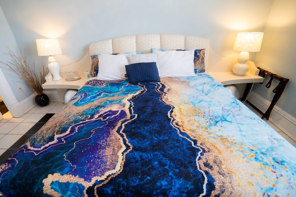 Deluxe Room, 1 King Bed (Retro Style) Second Floor | 1 bedroom, pillowtop beds, free minibar, individually decorated
