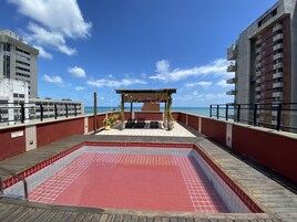 Pantai di sekitar dan pasir putih