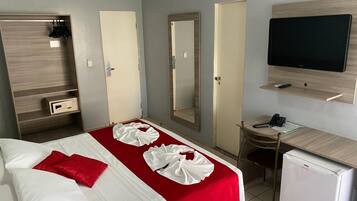 Frigobar, cofres nos quartos, escrivaninha, cortinas blackout