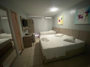 Minibar, caja de seguridad en la habitación y escritorio