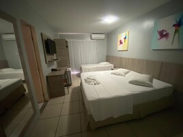 ミニバー、セーフティボックス (室内)、デスク、遮光カーテン