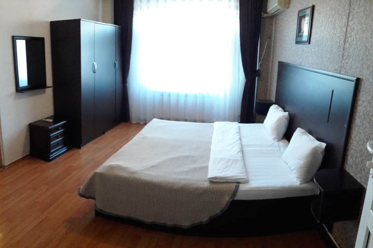 Luxe beddengoed, een minibar, een kluis op de kamer, een bureau