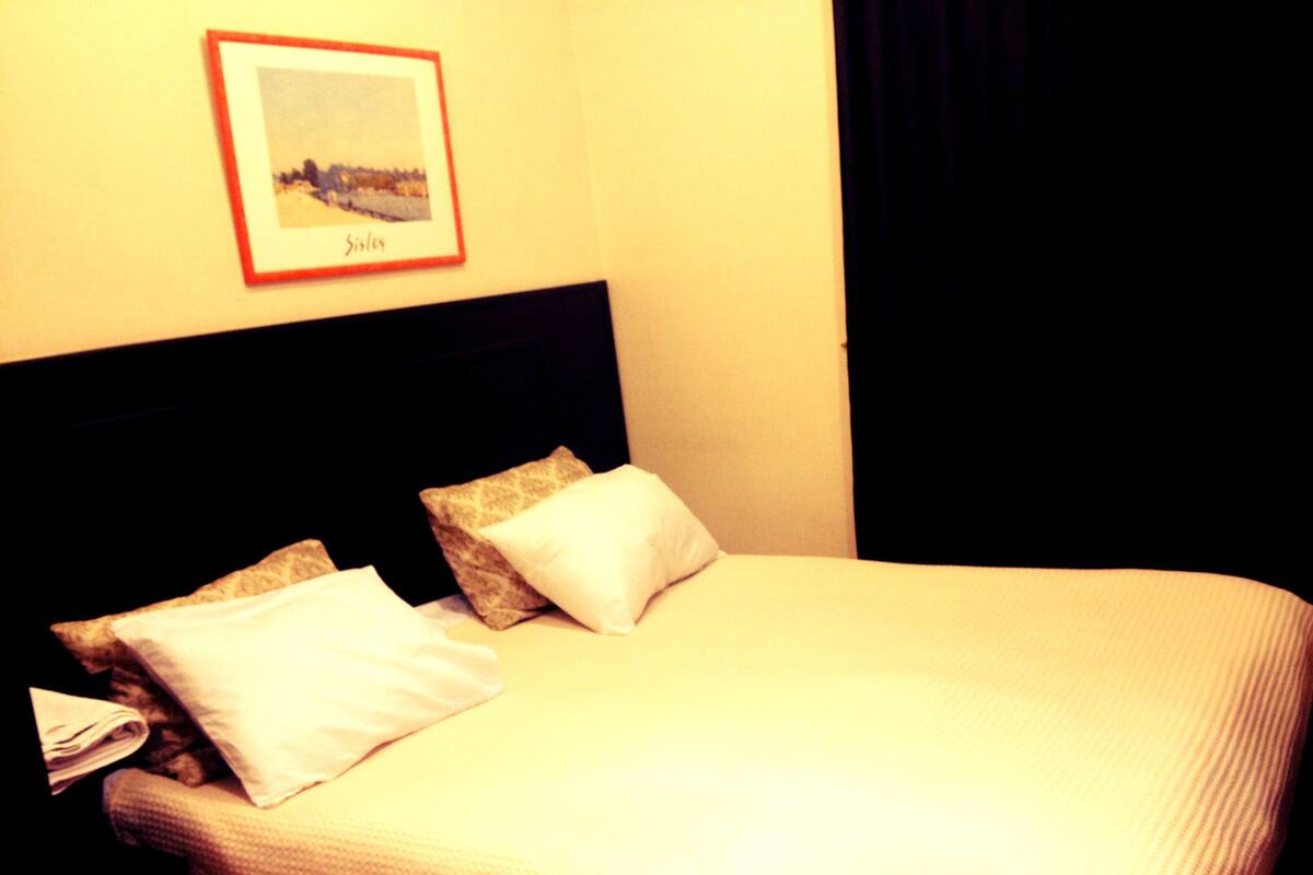 Luxe beddengoed, een minibar, een kluis op de kamer, een bureau