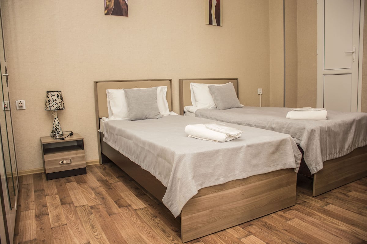 Twin kamer, niet-roken | Luxe beddengoed, een minibar, een kluis op de kamer, een bureau