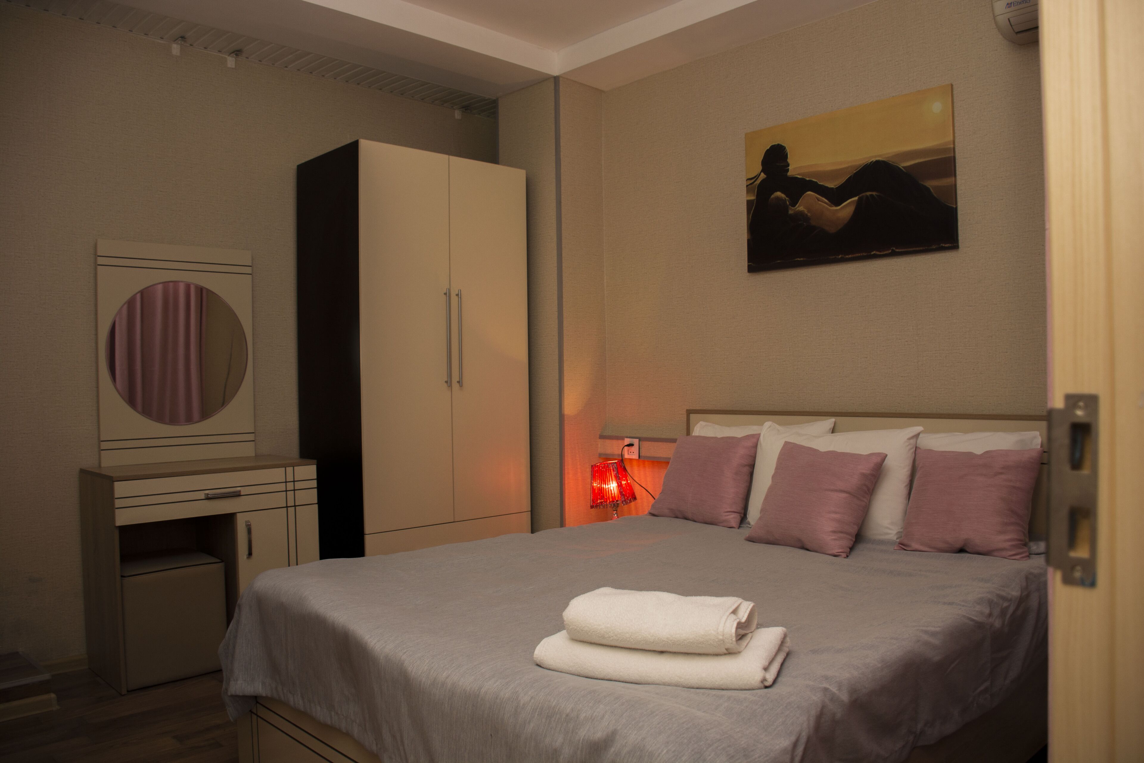 高級寢具、迷你吧、房內夾萬、書桌