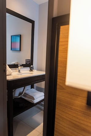 Dusche, kostenlose Toilettenartikel, Haartrockner, Handtücher