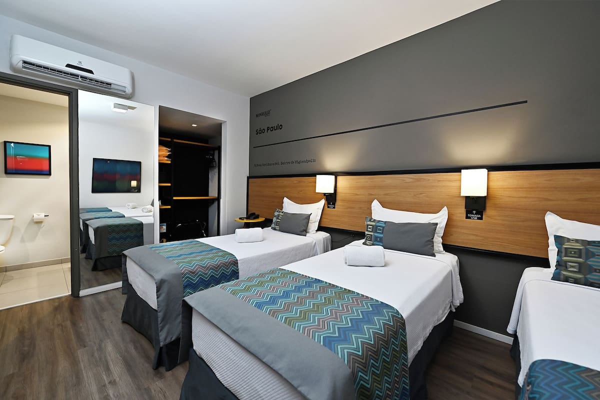 Kamar Triple | Minibar, meja kerja, tirai kedap cahaya, dan Wi-Fi gratis