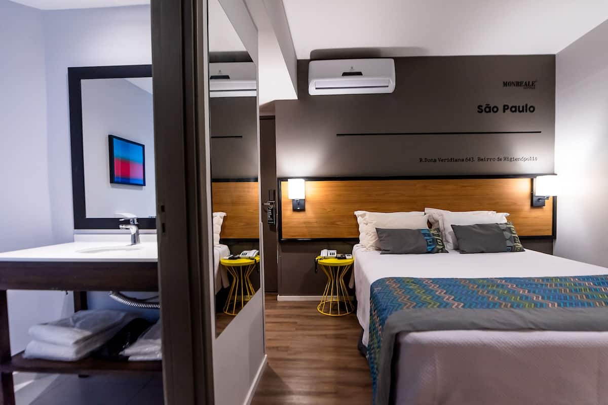 Minibar, bàn, màn/rèm cản sáng, truy cập Internet không dây miễn phí