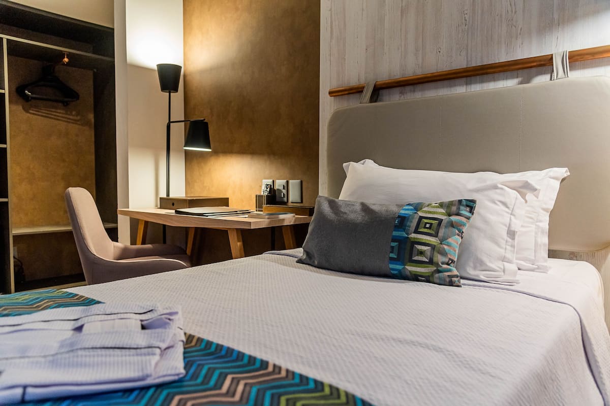 Minibar, bàn, màn/rèm cản sáng, truy cập Internet không dây miễn phí
