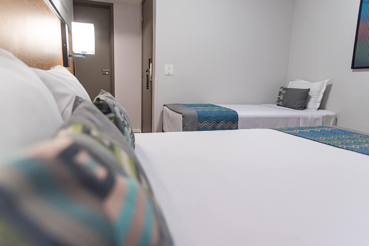 Dreibettzimmer (Casal) | Minibar, Schreibtisch, Verdunkelungsvorhänge, kostenloses WLAN