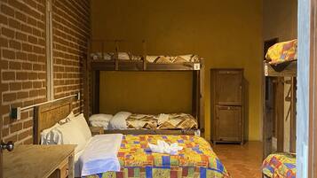 Quarto família, várias camas | Wi-Fi de cortesia, roupa de cama