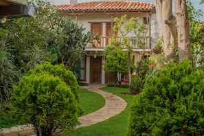 Habitación Privada, 1 cama doble y 1 cama individual | Vistas al jardín