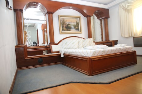 Double Room, Hot Tub (Maison) | Individually decorated, individually furnished, desk, laptop workspace. Hotel Maison Florense