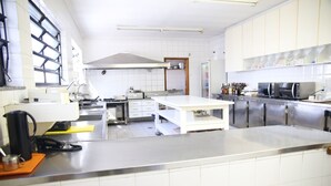 Una cocina moderna con electrodomésticos de acero inoxidable, armarios blancos y una isla grande.