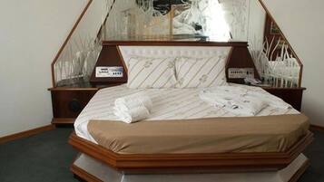 Tweepersoonskamer, bad | Individueel gedecoreerd, individueel gemeubileerd, een bureau