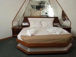 Double Room, Bathtub | Individually decorated, individually furnished, desk, laptop workspace - Hotel Maison Florense (São Paulo)