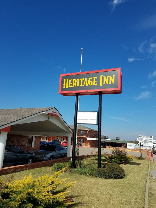 Front of property - Heritage Inn (Duncan)
