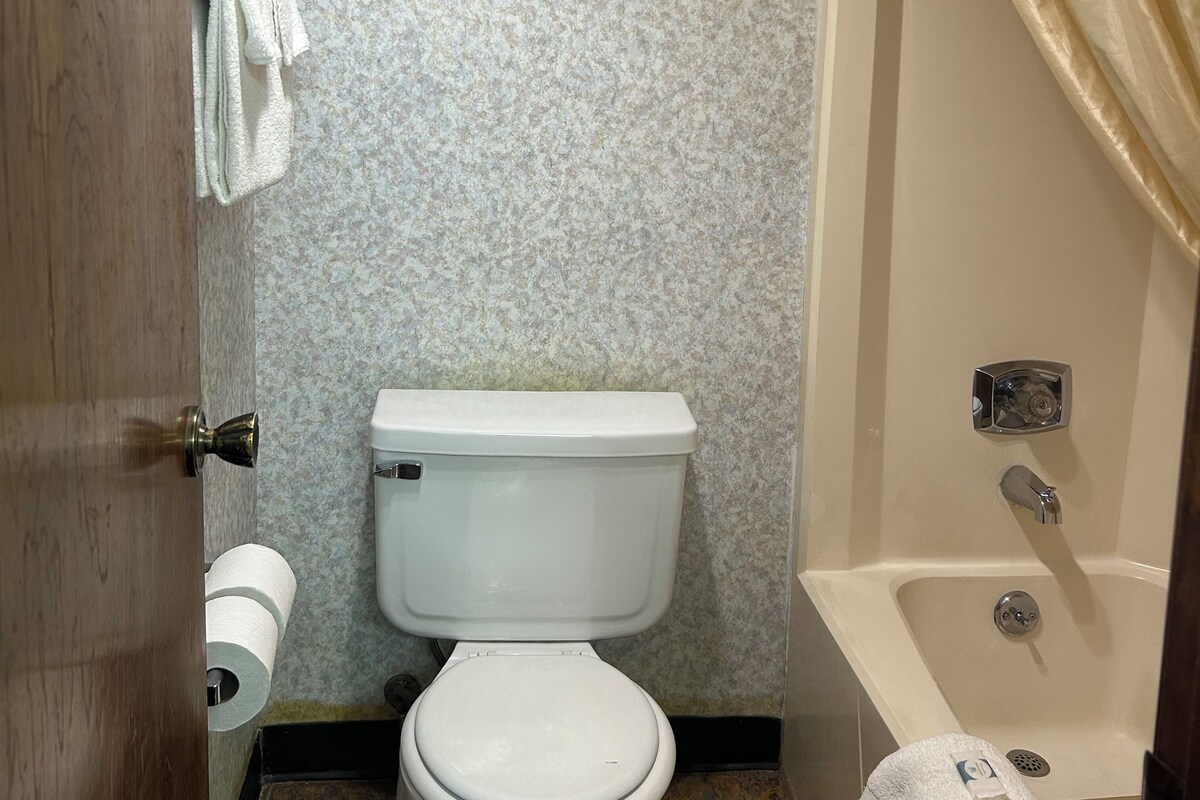 Un baño con inodoro, ducha y bañera.