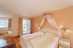 Junior Suite, 1 Bedroom | 1 bedroom, hypo-allergenic bedding, minibar, in-room safe