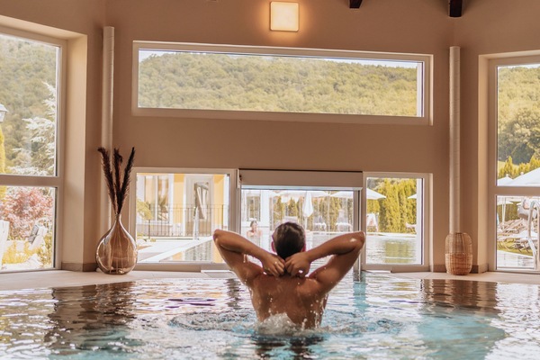 Un sauna, una bañera de hidromasaje, baño turco, tratamientos corporales