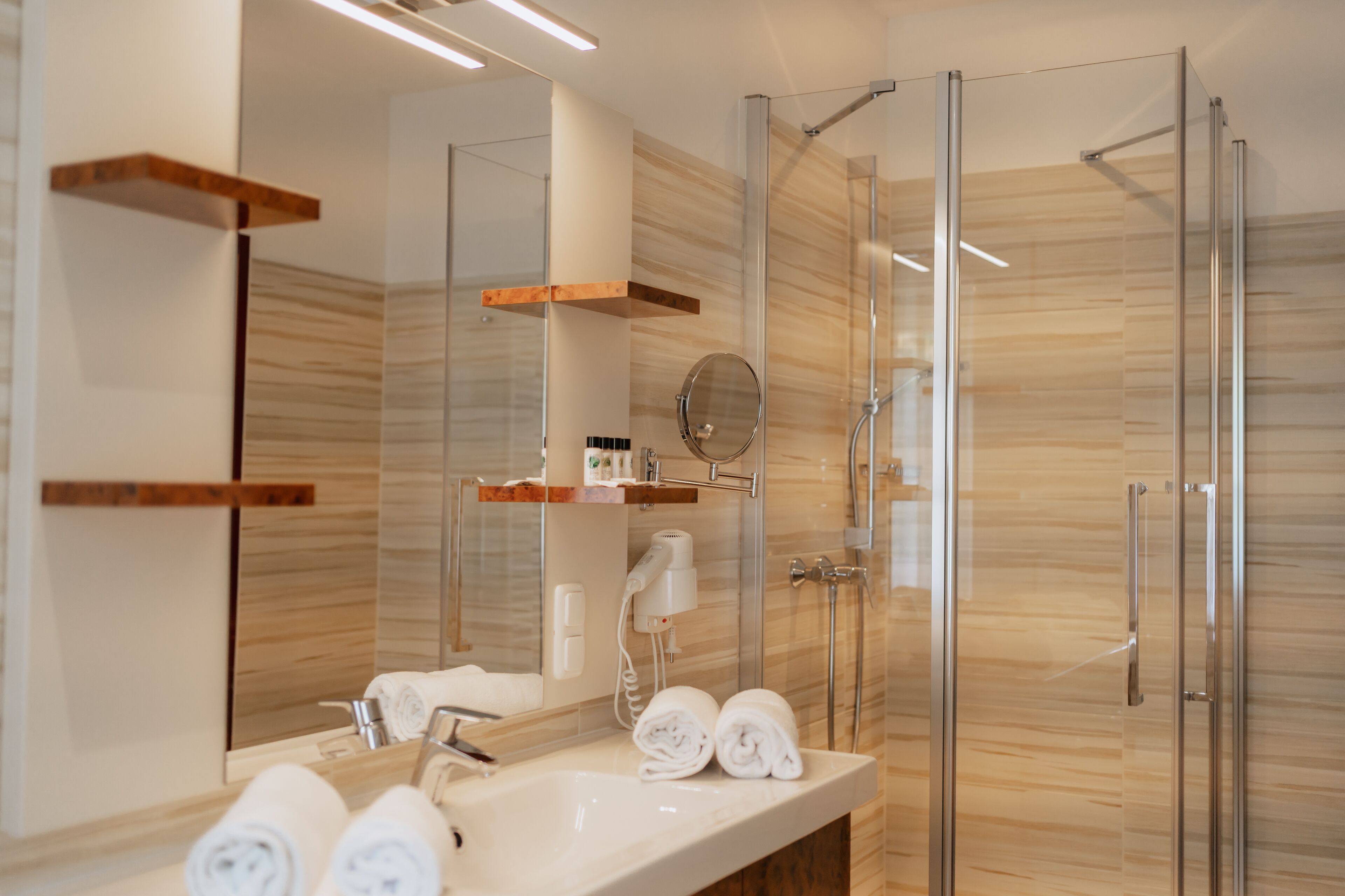 superior room, 1 queen bed, non smoking | 1 bedroom, hypo-allergenic bedding, minibar, in-room safe