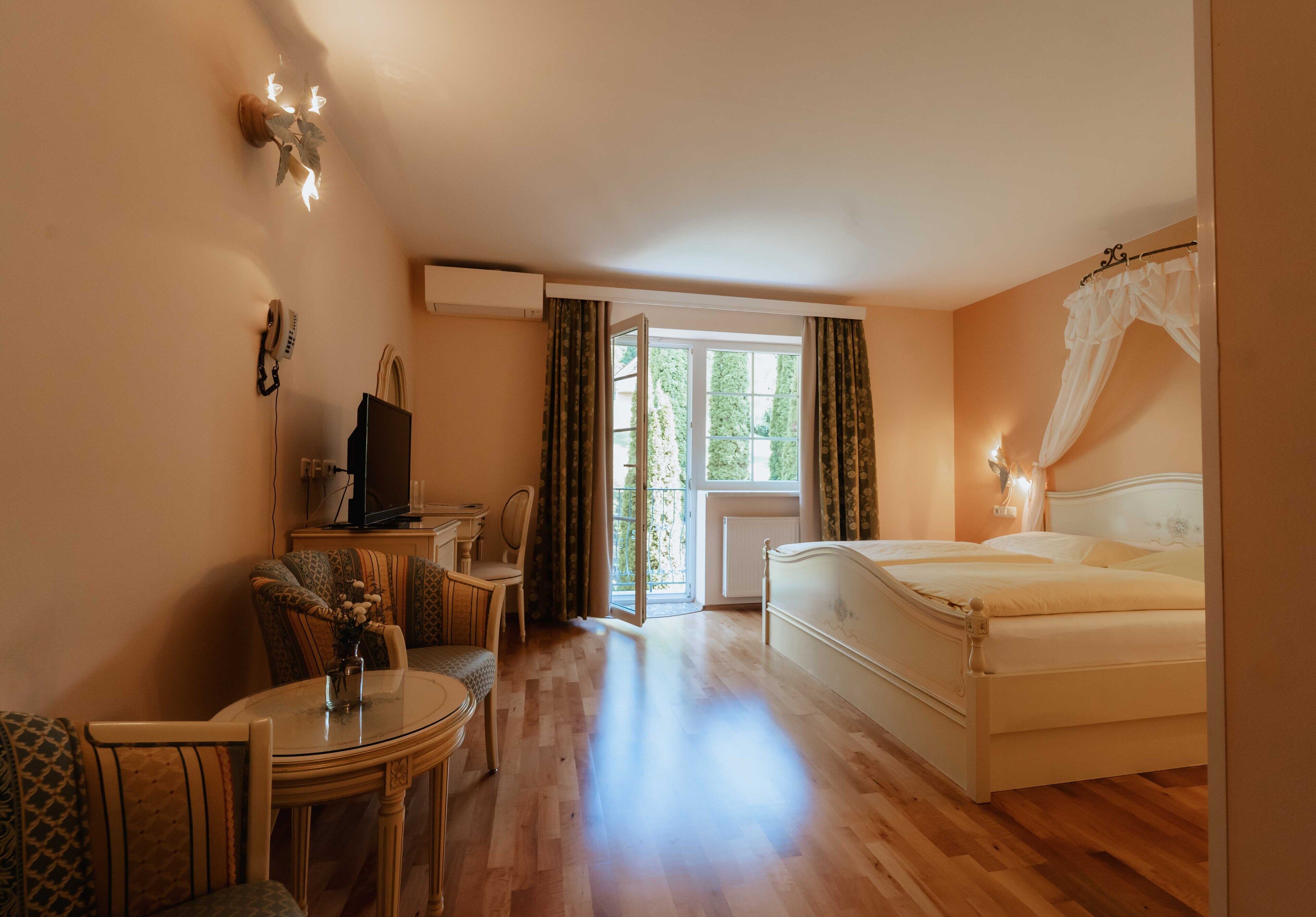 1 bedroom, hypo-allergenic bedding, minibar, in-room safe