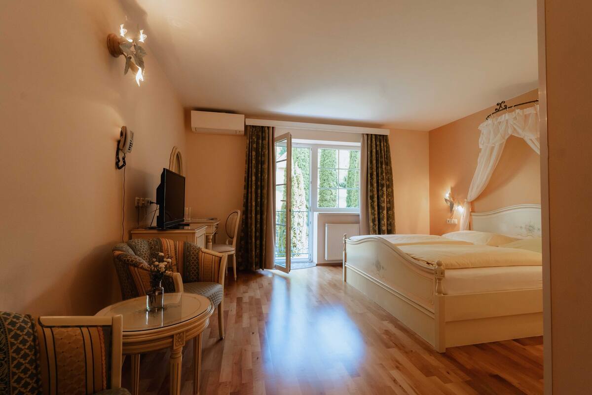 1 bedroom, hypo-allergenic bedding, minibar, in-room safe