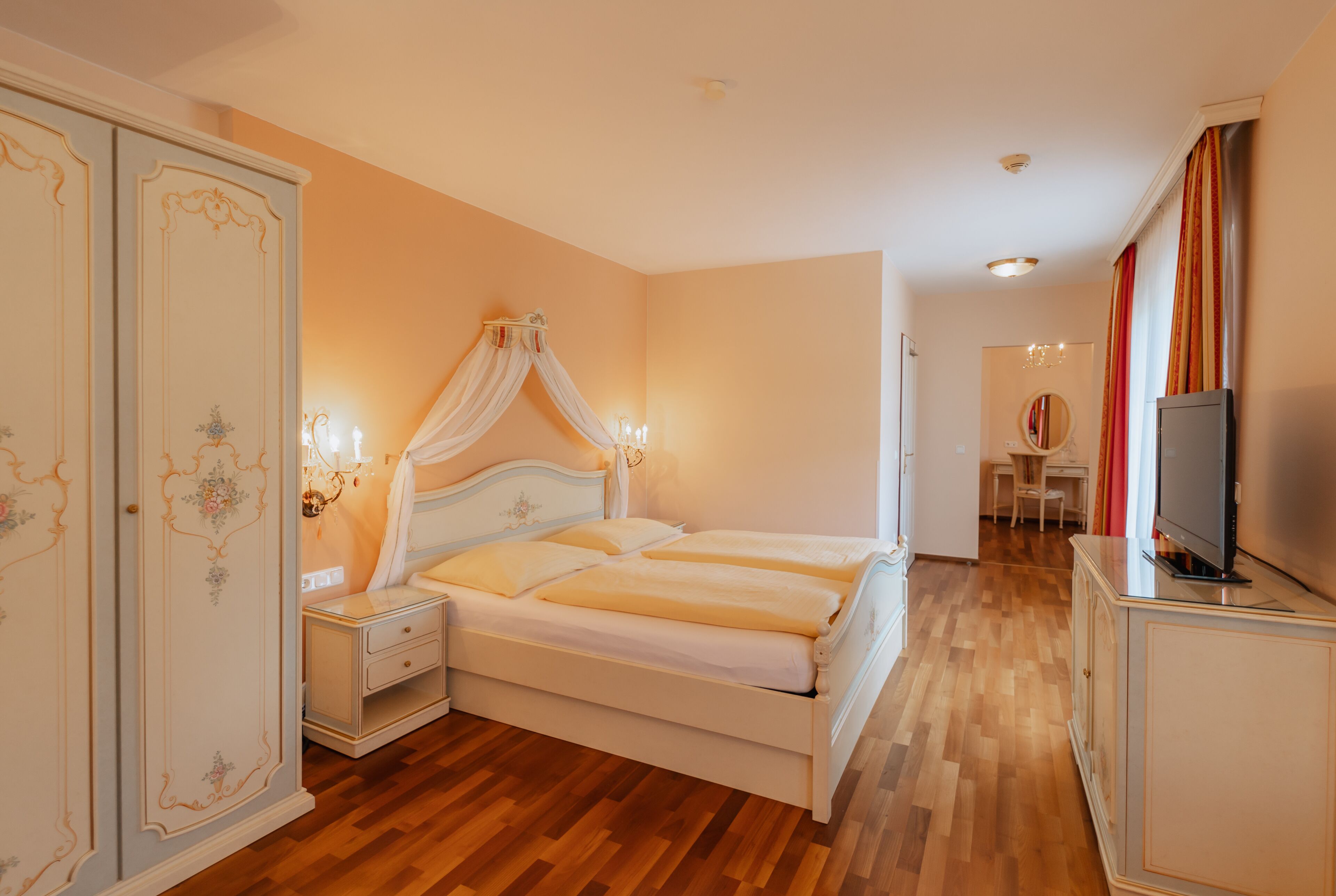 junior suite, 1 bedroom | 1 bedroom, hypo-allergenic bedding, minibar, in-room safe